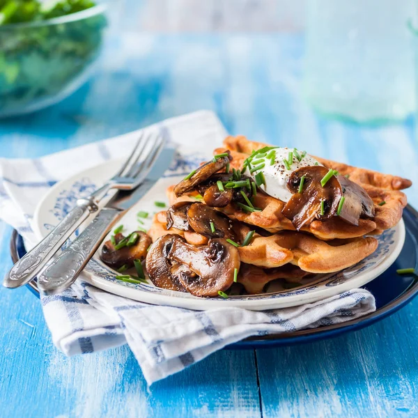 Waffles de batata com cogumelos — Fotografia de Stock