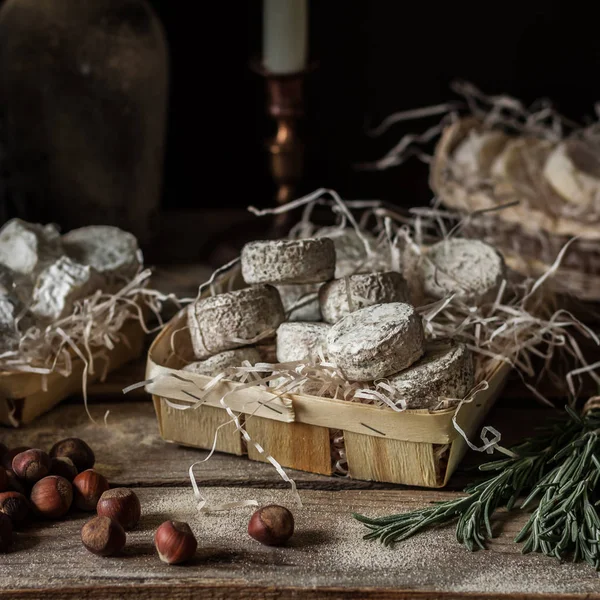 Variedad de quesos franceses en una despensa polvorienta — Foto de Stock