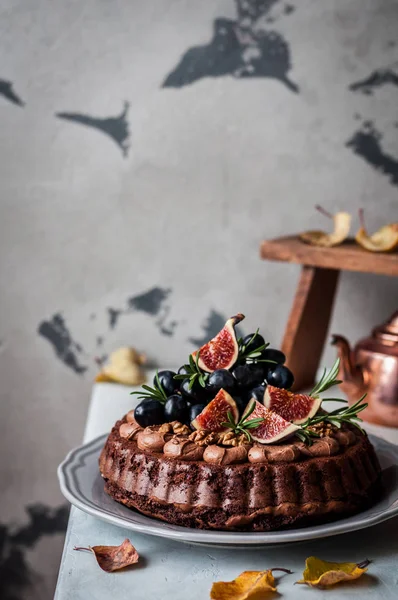 Осенний шоколадный торт с фруктами и орехами — стоковое фото