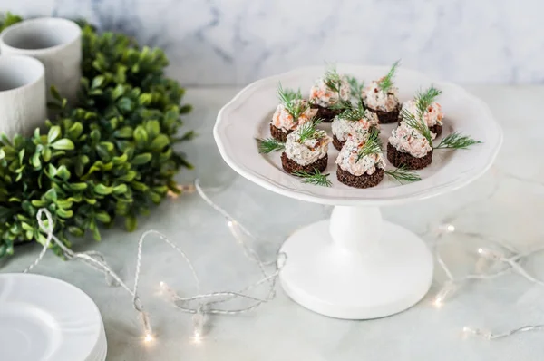 Pate de salmão e queijo no pão de centeio — Fotografia de Stock