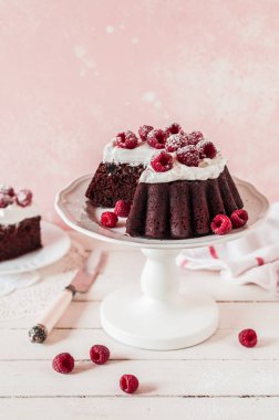 Dilimlenmiş Çikolatalı Ahududu Kek