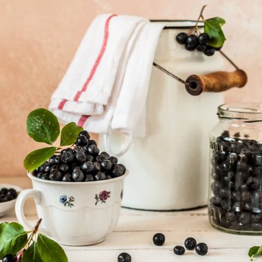 Mutfak Masasında Chokeberries