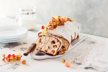 Üzümlü Yoğurtlu Kek