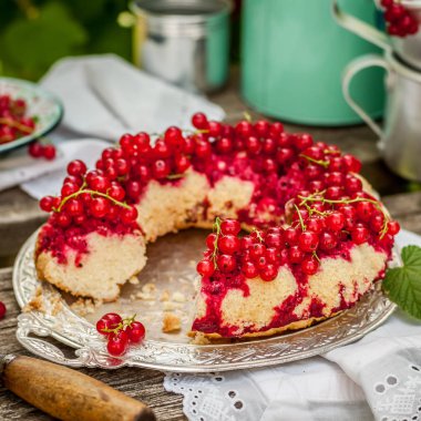 Kırmızı Frenk Üzümü Baş Aşağı Bundt Kek