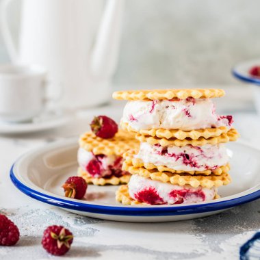 Ahududu Dondurma Sandviç 