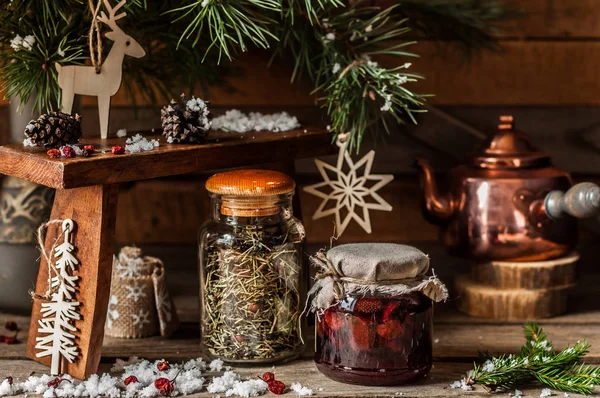 Marmellata di bacche di Natale con tè alle erbe — Foto Stock