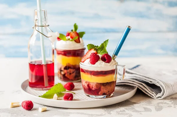 Fruit cake, gelei en Berry individuele kleinigheden — Stockfoto