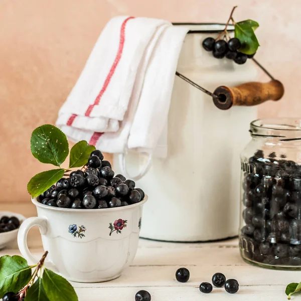 Mutfak Masasında Chokeberries