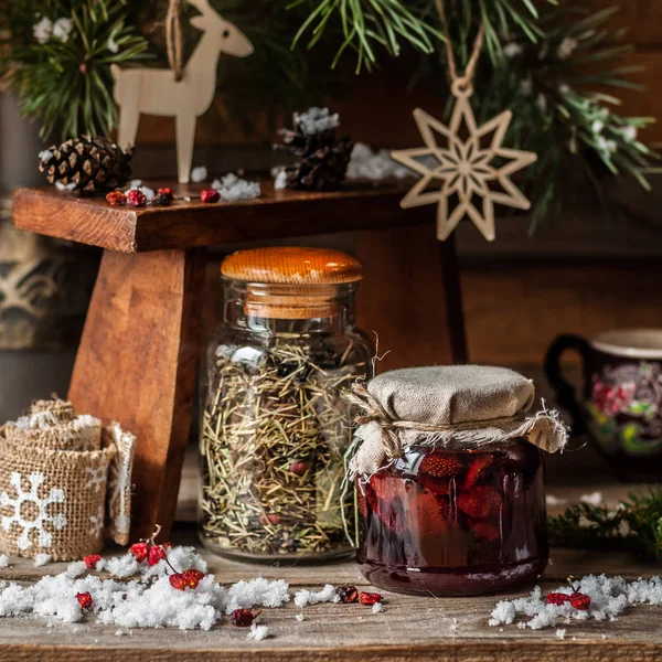 Marmellata di bacche di Natale con tè alle erbe — Foto Stock