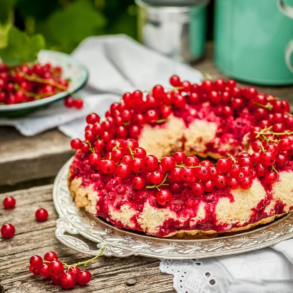 Kırmızı Frenk Üzümü Baş Aşağı Bundt Kek