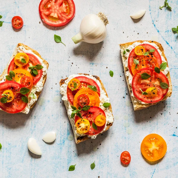 Tomate fresco e Basil Bruschetta — Fotografia de Stock