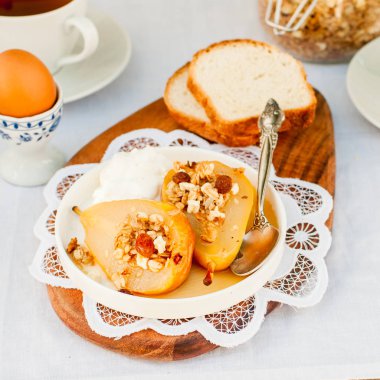 Tatlım kızartma armut Granola ve yoğurt ile