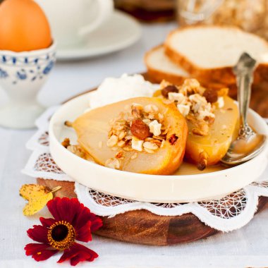 Tatlım kızartma armut Granola ve yoğurt ile