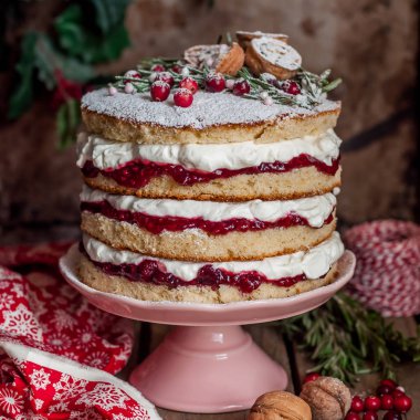 Ahududu Reçeli ve Krem Şanti ile Noel Katmanlı Kek