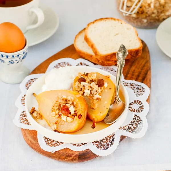 Honing geroosterd peren met muesli en yoghurt — Stockfoto