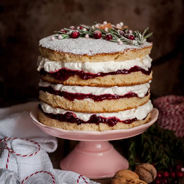 Рождественский пирог с малиновым вареньем и взбитыми сливками — стоковое фото