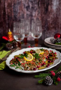 Domates, Ot, Fındık ve Gherkin Morina Balığı 