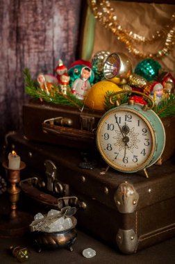 Retro Saat, Bavullar, Noel Ağacı Süslemeleri