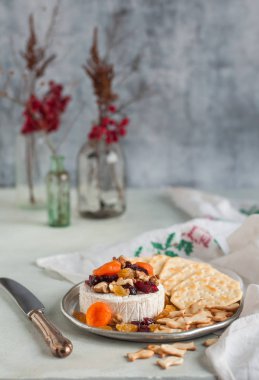 Kurutulmuş Meyve, Ceviz ve Bal Fırında Brie