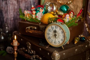 Retro Saat, Bavullar, Noel Ağacı Süslemeleri