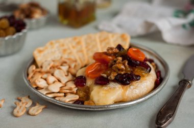 Kurutulmuş Meyve, Ceviz ve Bal Fırında Brie