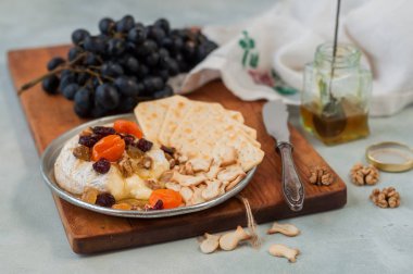Kurutulmuş Meyve, Ceviz ve Bal Fırında Brie