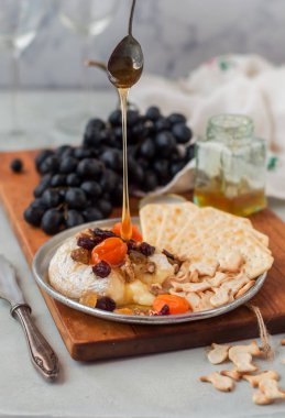 Kurutulmuş Meyve, Ceviz ve Bal Fırında Brie