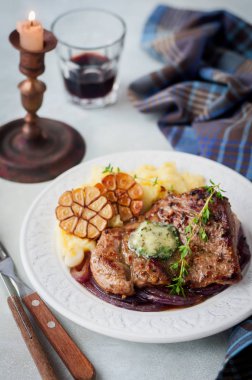 Ot Tereyağı ve Patates Püresi ile Kızarmış Domuz