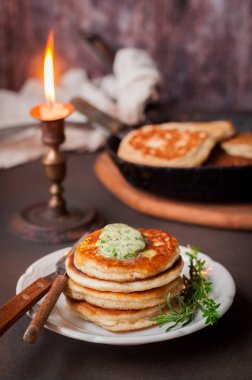 Herbed Tereyağı ile Kabarık Kepekli Krep