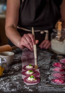 Peynirli Pancar Mantısı Yapımı