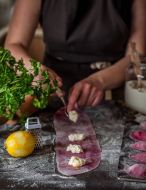 Peynirli Pancar Mantısı Yapımı