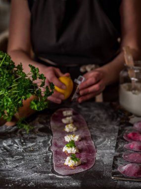 Peynirli Pancar Mantısı Yapımı