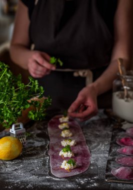 Peynirli Pancar Mantısı Yapımı