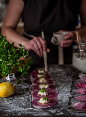 Peynirli Pancar Mantısı Yapımı