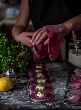 Peynirli Pancar Mantısı Yapımı