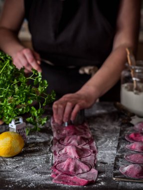 Kadın Pancar Mantısı Yapma