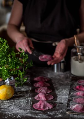 Peynirli Pancar Mantısı Yapımı