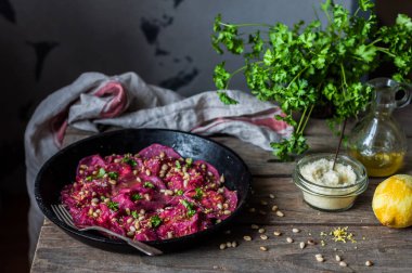 Kahverengi Tereyağı ile Pancar Ravioli