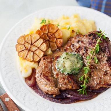 Ot Tereyağı ve Patates Püresi ile Kızarmış Domuz