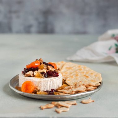 Kurutulmuş Meyve, Ceviz ve Bal Fırında Brie