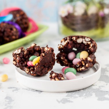 Sürpriz ile Paskalya Çikolata ve Kabarık Buğday Yumurta 