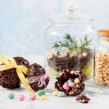 Sürpriz ile Paskalya Çikolata ve Kabarık Buğday Yumurta 