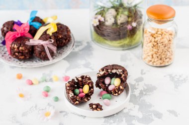 Sürpriz ile Paskalya Çikolata ve Kabarık Buğday Yumurta 