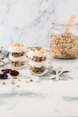 Gözlüklü Granola ile Baharatlı Yoğurt