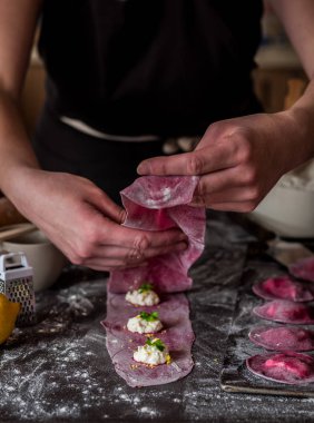 Peynirli Pancar Mantısı Yapımı