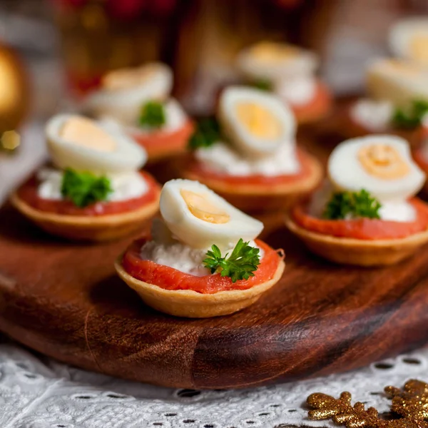 Pequenas tartes de salmão, queijo e ovo — Fotografia de Stock