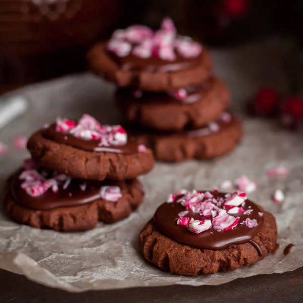 Schokoladenweihnachtskekse mit zerdrücktem Zuckerrohr — Stockfoto