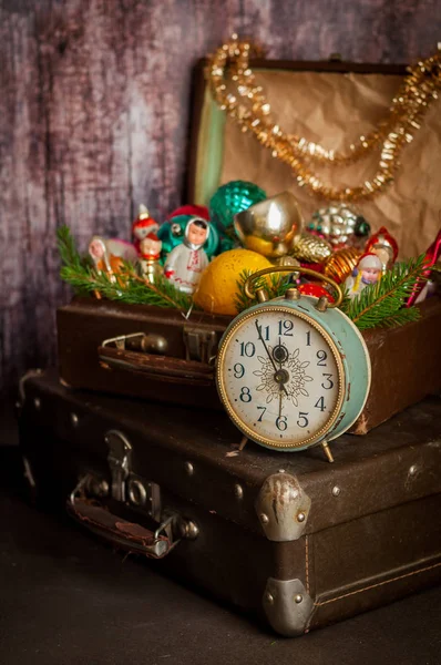Retro klok, koffers, kerstboom decoraties — Stockfoto