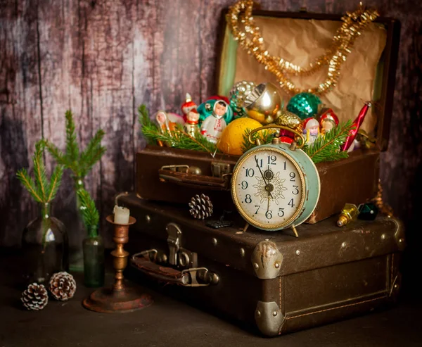 Retro hodiny, kufry, Vánoční dekorace — Stock fotografie