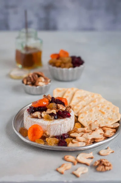 Trockenfrüchte, Walnüsse und Honig gebackene Brie — Stockfoto